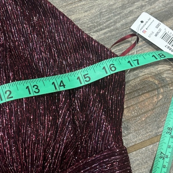 NWT- R&M Richards Maroon Full Length Evening Gown with Slit - Size 6 - Picture 12 of 16